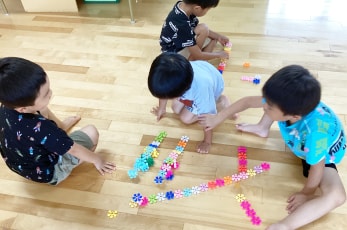 順次登園・自由遊び