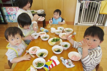 給食・午睡準備・絵本